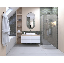 Badkamer met douche, wastafel, spiegel, bad en plank