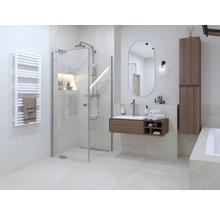 Badkamer met douche, wastafel, spiegel en handdoekradiator