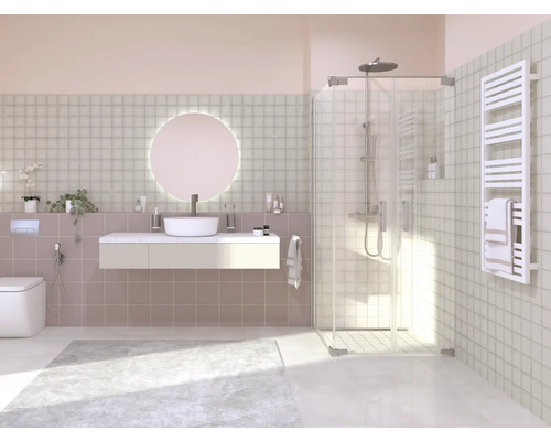 Lichte badkamer met douche, wastafel en handdoekradiator