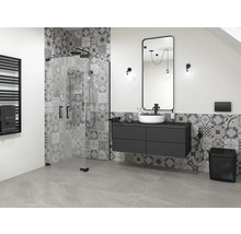 Moderne badkamer met douche, wastafelonderkast en mozaïektegels