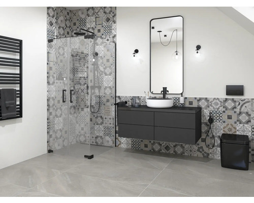 Moderne badkamer met douche, wastafelonderkast en mozaïektegels
