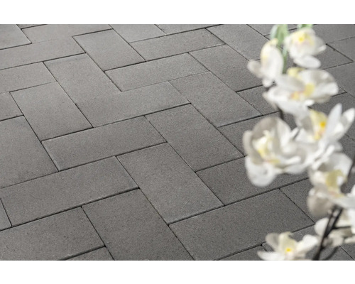 Grijze bestratingsstenen in visgraatmotief