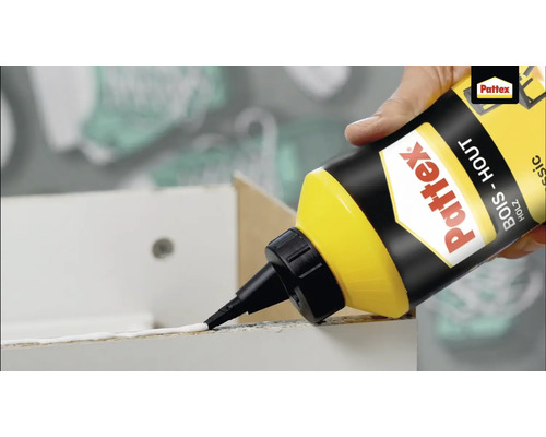 Pattex houtlijm wordt aangebracht op een werkstuk