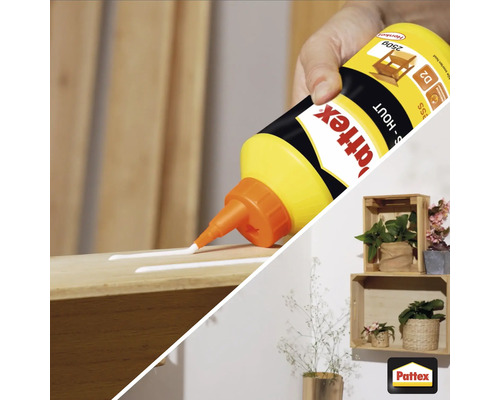 Pattex houtlijm aanbrengen op een stuk hout. Op de achtergrond zijn houten kisten met planten te zien. Pattex logo.