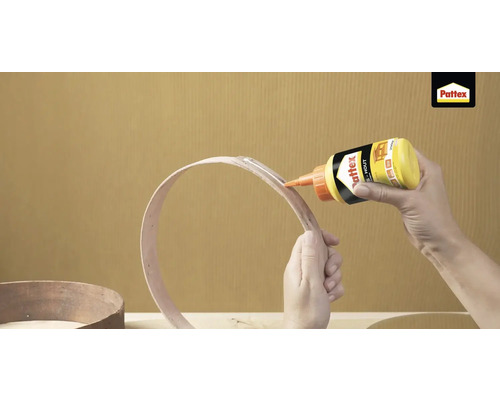 Pattex houtlijm aanbrengen op een stuk hout