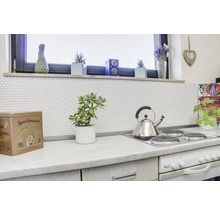 Keukenscène met fornuis, aanrechtblad, tegels en decoraties
