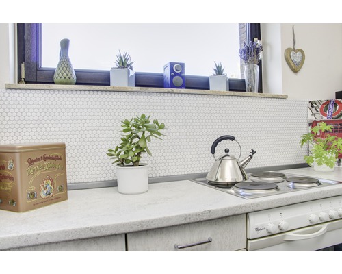 Keukenscène met fornuis, aanrechtblad, tegels en decoraties