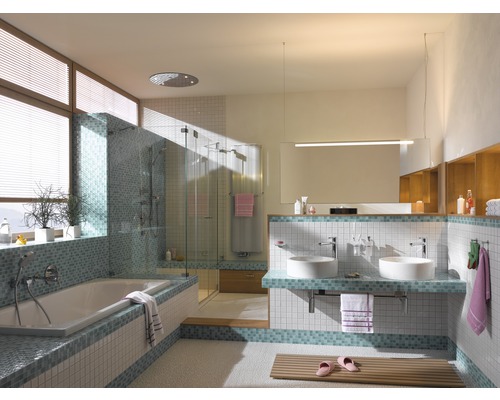 Badkamer met bad, douche, wastafel en tegels