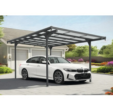 Auto onder een carport voor een huis.