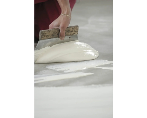 Aanbrengen van egalisatiemiddel met een plamuurmes