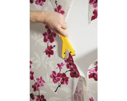 Behang verwijderen met een plamuurmes