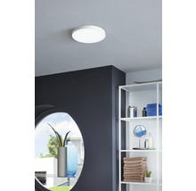 Plafondlamp in de badkamer, met rekken en spiegel