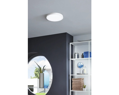Plafondlamp in de badkamer, met rekken en spiegel