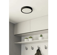 Ronde plafondlamp boven garderobe met haken en opbergruimte