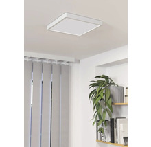Vierkante plafondlamp in een moderne ruimte