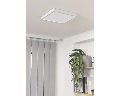 Vierkante plafondlamp in een moderne ruimte