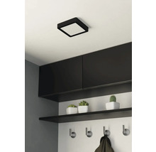 Plafondlamp in hal met kasten, plank en kapstok