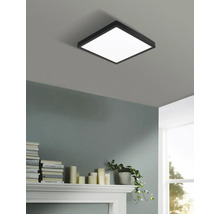 Vierkante plafondlamp in de woonkamer