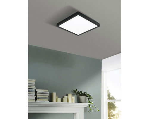 Vierkante plafondlamp in de woonkamer