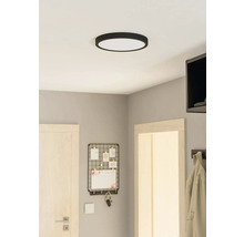 Plafondlamp in een lichte kamer