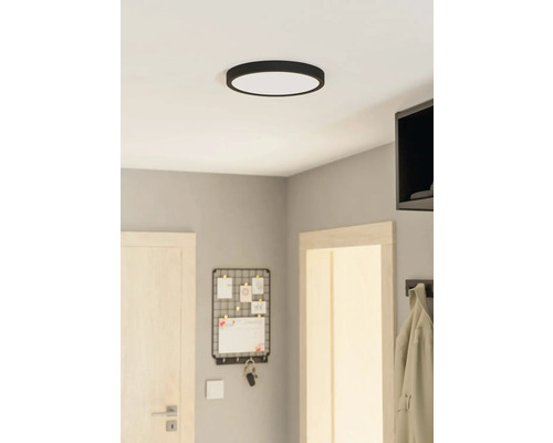 Plafondlamp in een lichte kamer