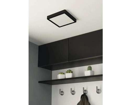Plafondlamp met vierkante vorm en moderne hal met planken en kapstokhaken