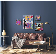 Woonkamer met leren bank, salontafel, staande lamp en vier muurschilderingen in graffitistijl