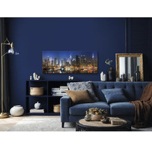 Woonkamer met blauwe bank, plank en New York Skyline muurschildering