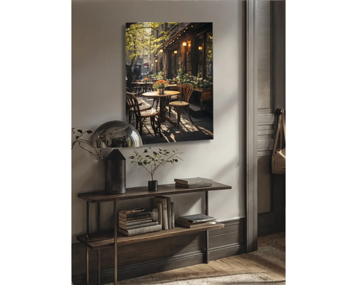 Wanddecoratie met caféscènes boven een console in de woonkamer