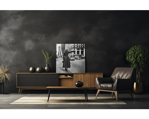 Woonkamer met dressoir, fauteuil, salontafel, kamerplant en ingelijste zwart-witfoto