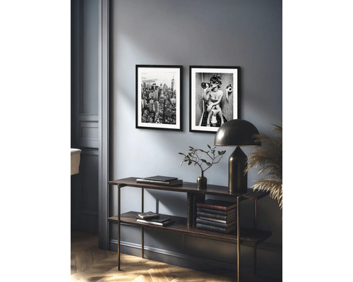 Decoratieve wanddecoratieset met stadsgezicht en vrouw op toilet boven een console