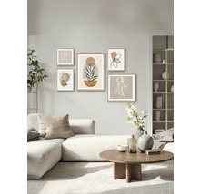Woonkamer met bank, tafel en fotogalerij aan de muur