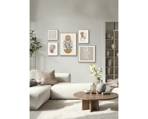 Woonkamer met bank, tafel en fotogalerij aan de muur