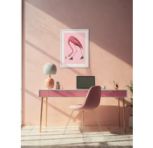 Moderne werkkamer met bureau, stoel, lamp en flamingo-afbeelding
