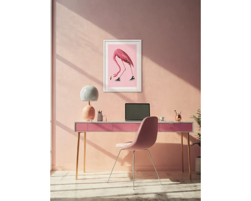 Moderne werkkamer met bureau, stoel, lamp en flamingo-afbeelding
