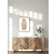 Woonkamer scène met dressoir, bloemenvaas en ingelijste botanische kunstdruk aan de muur