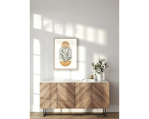 Woonkamer scène met dressoir, bloemenvaas en ingelijste botanische kunstdruk aan de muur