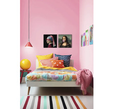 Jeugd slaapkamer met bed, kussens, deken, lamp en wanddecoratie
