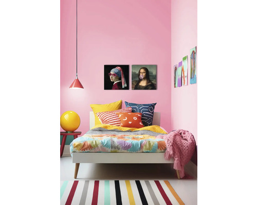 Jeugd slaapkamer met bed, kussens, deken, lamp en wanddecoratie