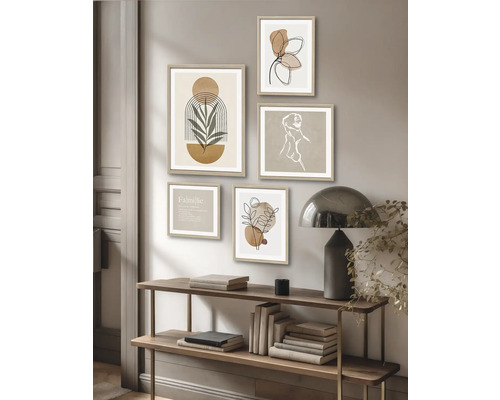 Wanddecoratie met fotolijsten, abstracte motieven en houten plank