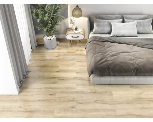 Slaapkamer met lichte houten vloer, bed, nachtkastje en potplant