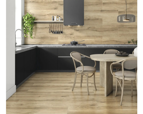 Lichte, vriendelijke keuken met houten vloer, keukenblok en eettafel met stoelen