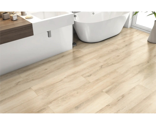 Badkamer met een lichte houten vloer