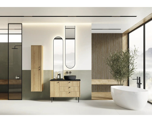 Moderne badkamer met wastafel, spiegels, douche en ligbad