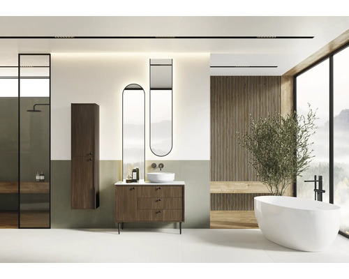 Moderne badkamer met wastafel, spiegels, bad en douche