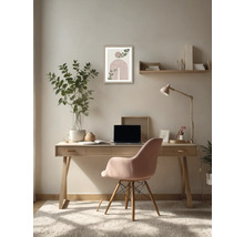 Werkkamer met bureau, stoel, plank en decoratie
