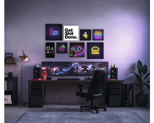 Gaming kamer met bureau, stoel, schermen en decoratieve muurkunst
