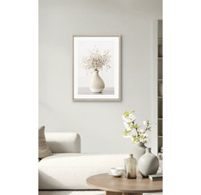 Ingelijste afbeelding met een vaas met droogbloemen in de woonkamer