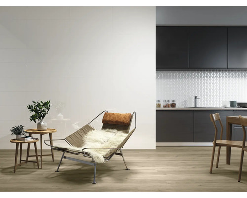 Lichte woonkamer met zitje, bijzettafels en keuken