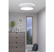 Plafondlamp in een lichte ruimte met dressoir en raam